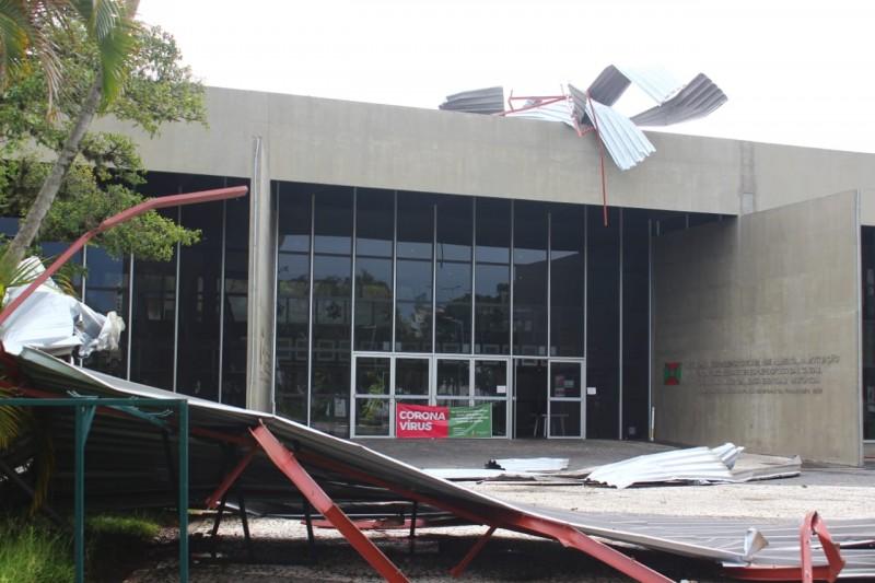 Temporal provoca destelhamento do Paço Municipal