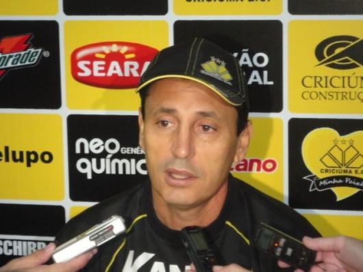 Comelli poderá ter mais dois desfalques para a partida contra o Paraná