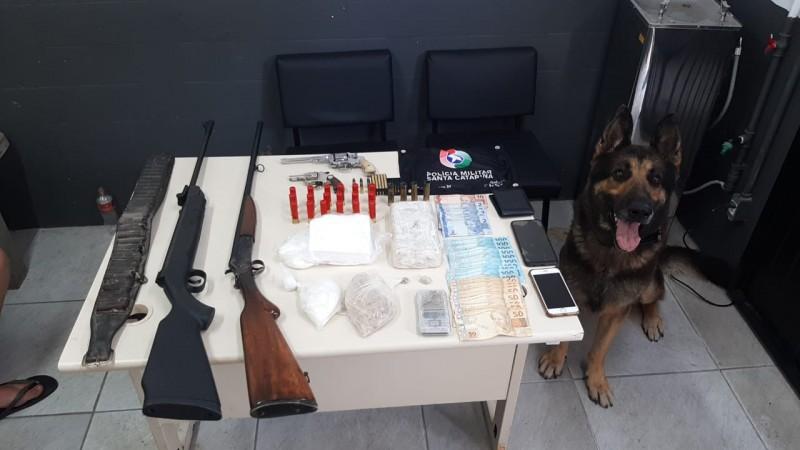 PM apreende armas de fogo, diversas munições, maconha, cocaína e crack em Criciúma