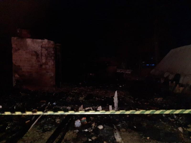 Residência de madeira é destruída por incêndio em Passo de Torres