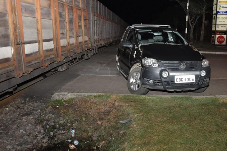 Carro colide com trem em Içara 