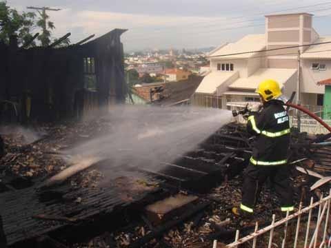 Incêndio de casa em Tubarão pode ter sido criminoso