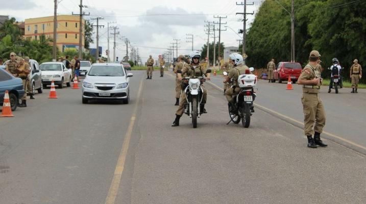 Em duas horas de blitz, Polícia Militar notifica 50 veículos