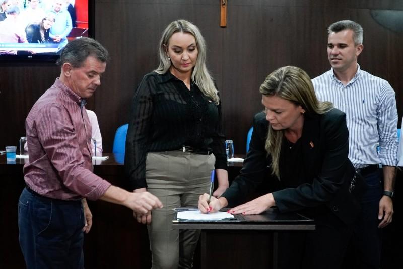 Daniela Reinehr assina convênio de R$ 5,4 milhões para obras em Nova Veneza 