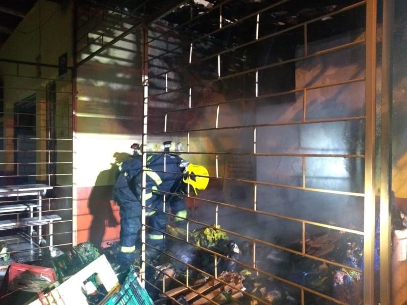 Estabelecimento comercial é destruído por incêndio em Tubarão 