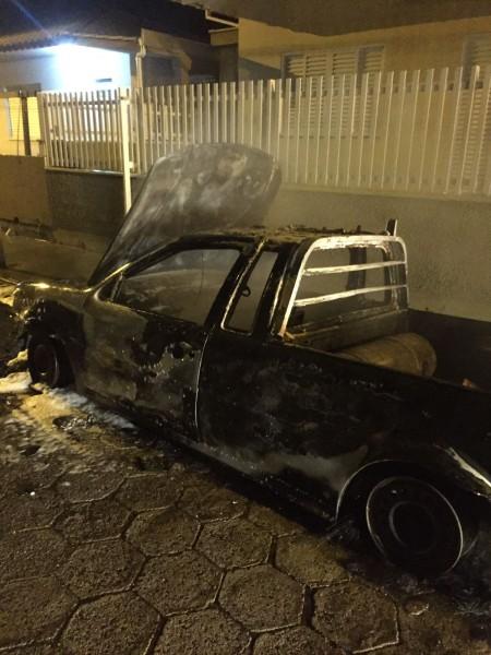 Carro é destruído por incêndio em Jaguaruna 