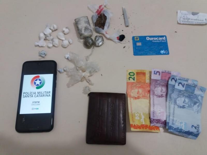 Dupla é presa por tráfico de drogas na Quarta Linha