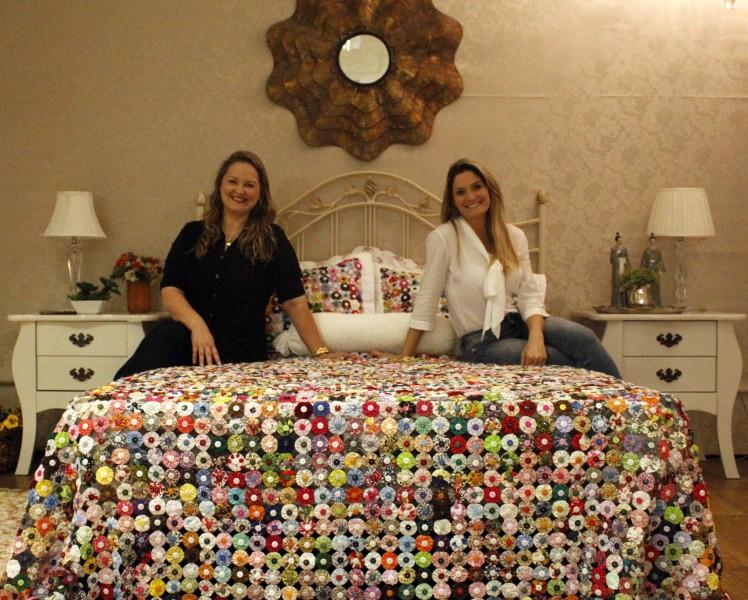 Exposição terá leilão de colcha feita a 'mil mãos'