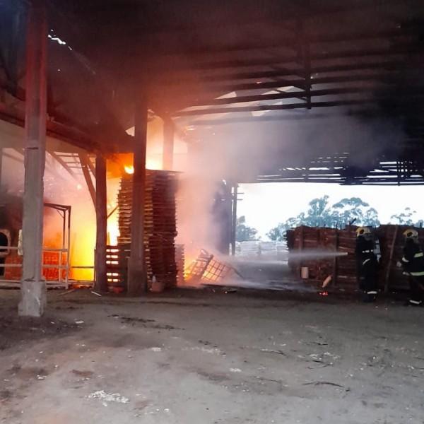 Bombeiros combatem incêndio em cerâmica em Sangão