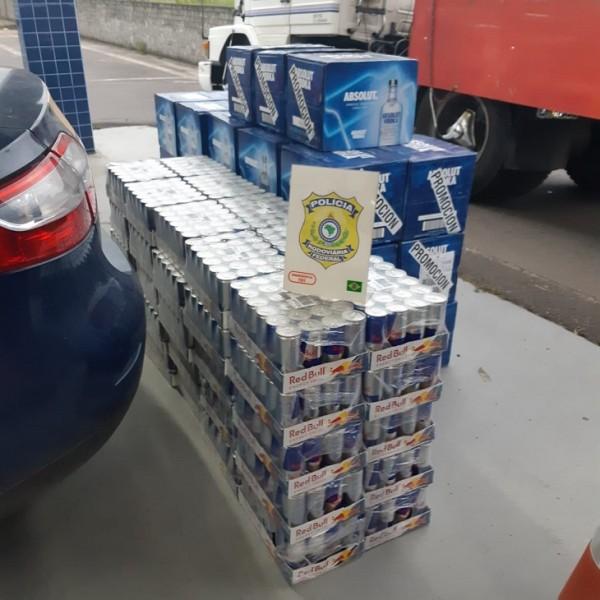 Caminhoneiro é preso transportando carro carregado de bebidas do exterior