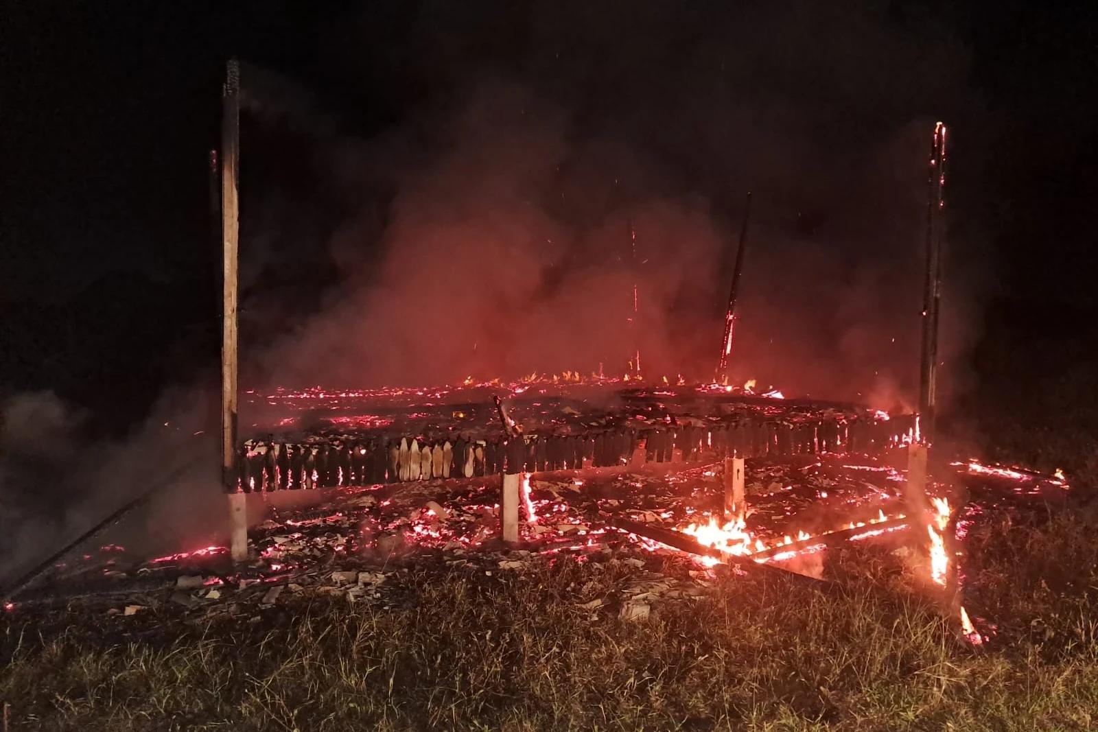 Casa de madeira em construção é destruída por incêndio em Araranguá