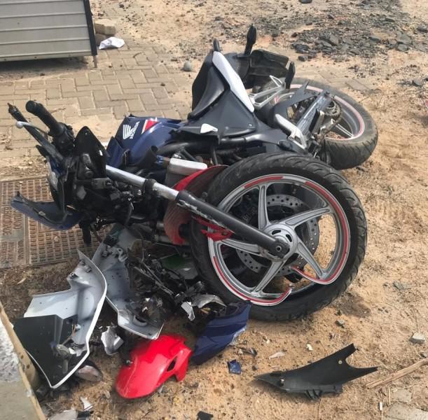 Motociclista morre após colidir em poste