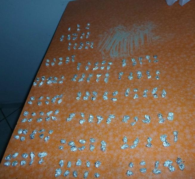 Crianças encontram 250 pedras de crack enterradas na beira mar 