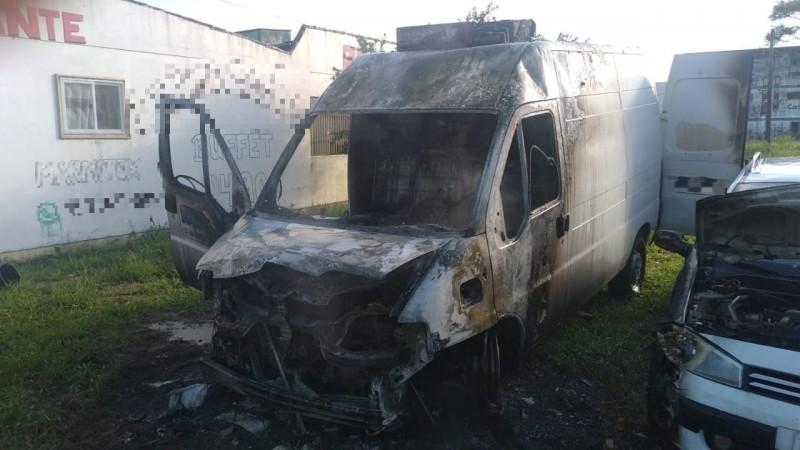 Araranguá: incêndio consome van em pátio de oficina mecânica