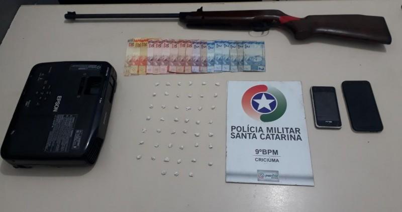 Homem é preso com 45 pedras de crack e uma arma de fogo em Criciúma