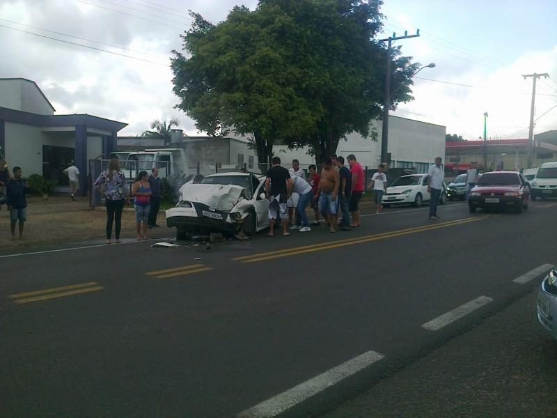 Após colidir em carreta, carro fica completamente destruído