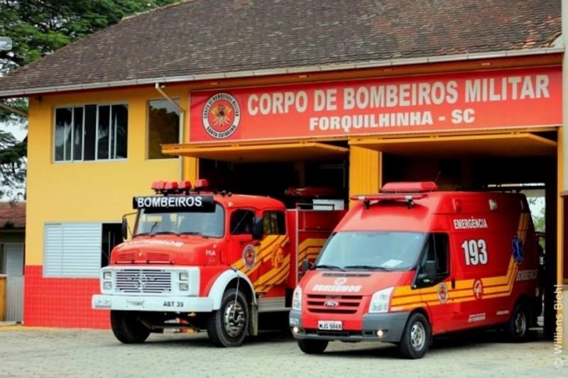 Carro pega fogo e condutor fica ferido