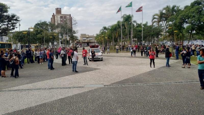 Servidores realizarão protesto na prefeitura nesta tarde