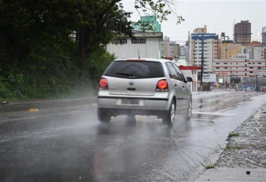 Chuva e volante: atenção é a palavra de ordem para os motoristas