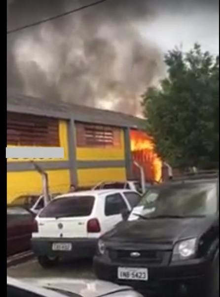 VÍDEO: Incêndio destrói parte de mecânica na avenida Santos Dumont