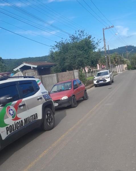 PM de Siderópolis realiza abordagem após denúncia de tráfico de drogas; veículo foi guinchado