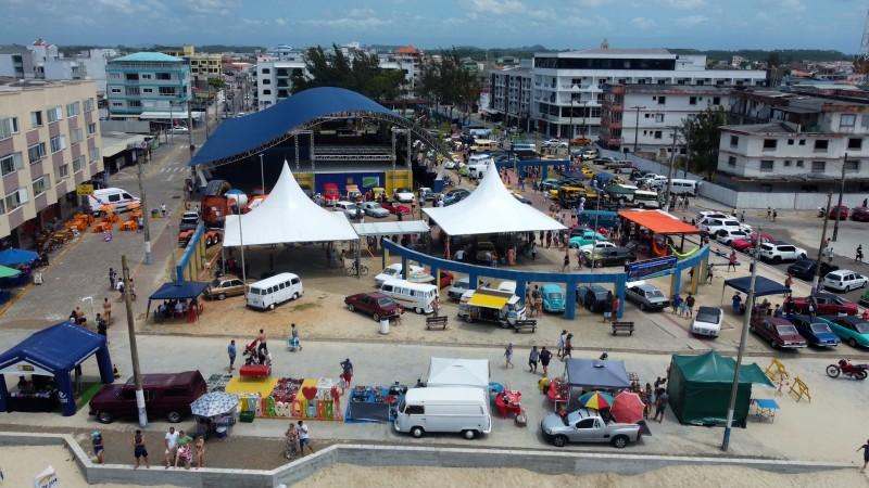 Em Balneário Arroio do Silva, 4º Beach Summer reúne carros antigos e arrecada 185 quilos de alimentos