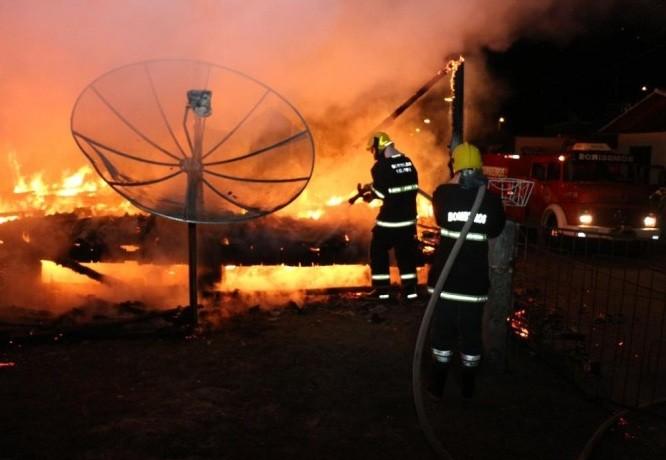 Casa é destruída pelo fogo e família perde tudo em Guatá