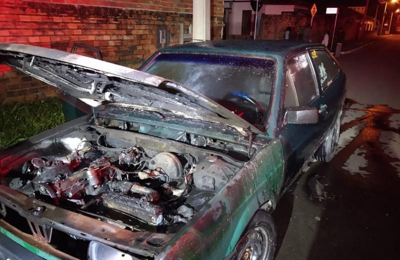 Motorista e moradores locais apagam incêndio que atingiu carro em Criciúma