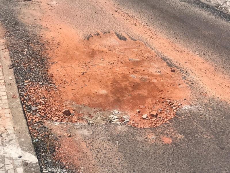 A falta de infraestrutura da rua Cônego Miguel Giacca no Centro de Criciúma