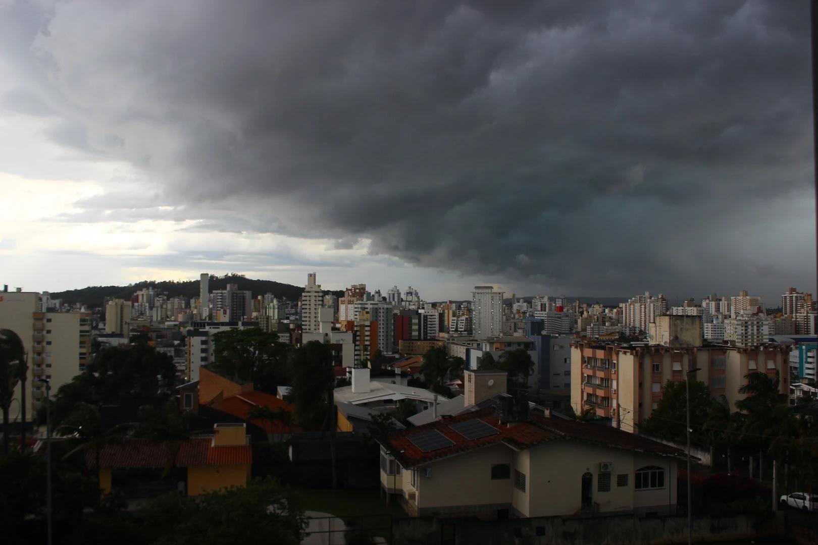 Previsão aponta tempo nublado e chuvoso neste domingo e início de semana em Santa Catarina