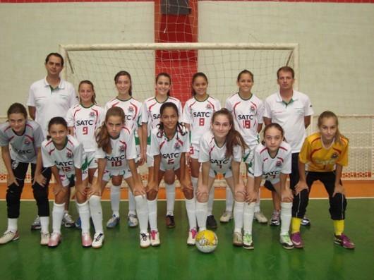 Meninas da equipe Forquilhinha/Satc na disputa do Estadual de Futsal