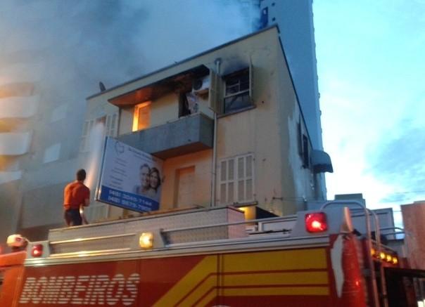 Apartamento é consumido pelo fogo no Centro de Criciúma (vídeo)