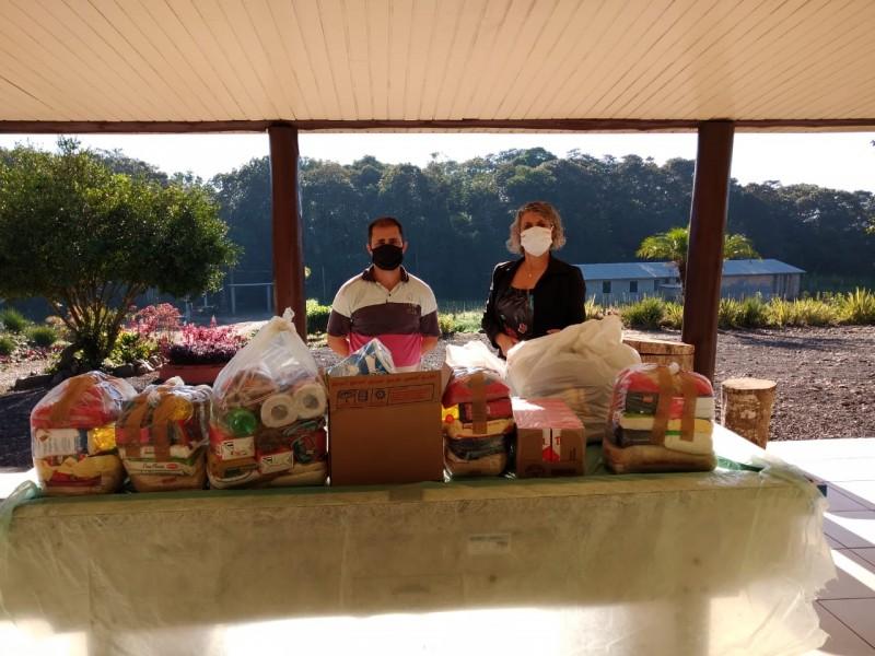 Alimentos arrecadados no arraial solidário da Satc são entregues