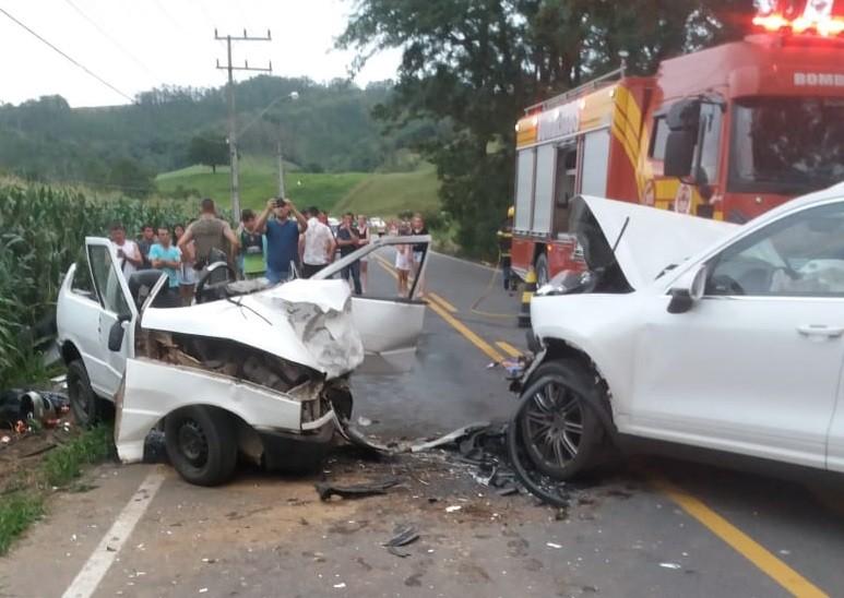Colisão frontal deixa duas pessoas gravemente feridas em Armazém