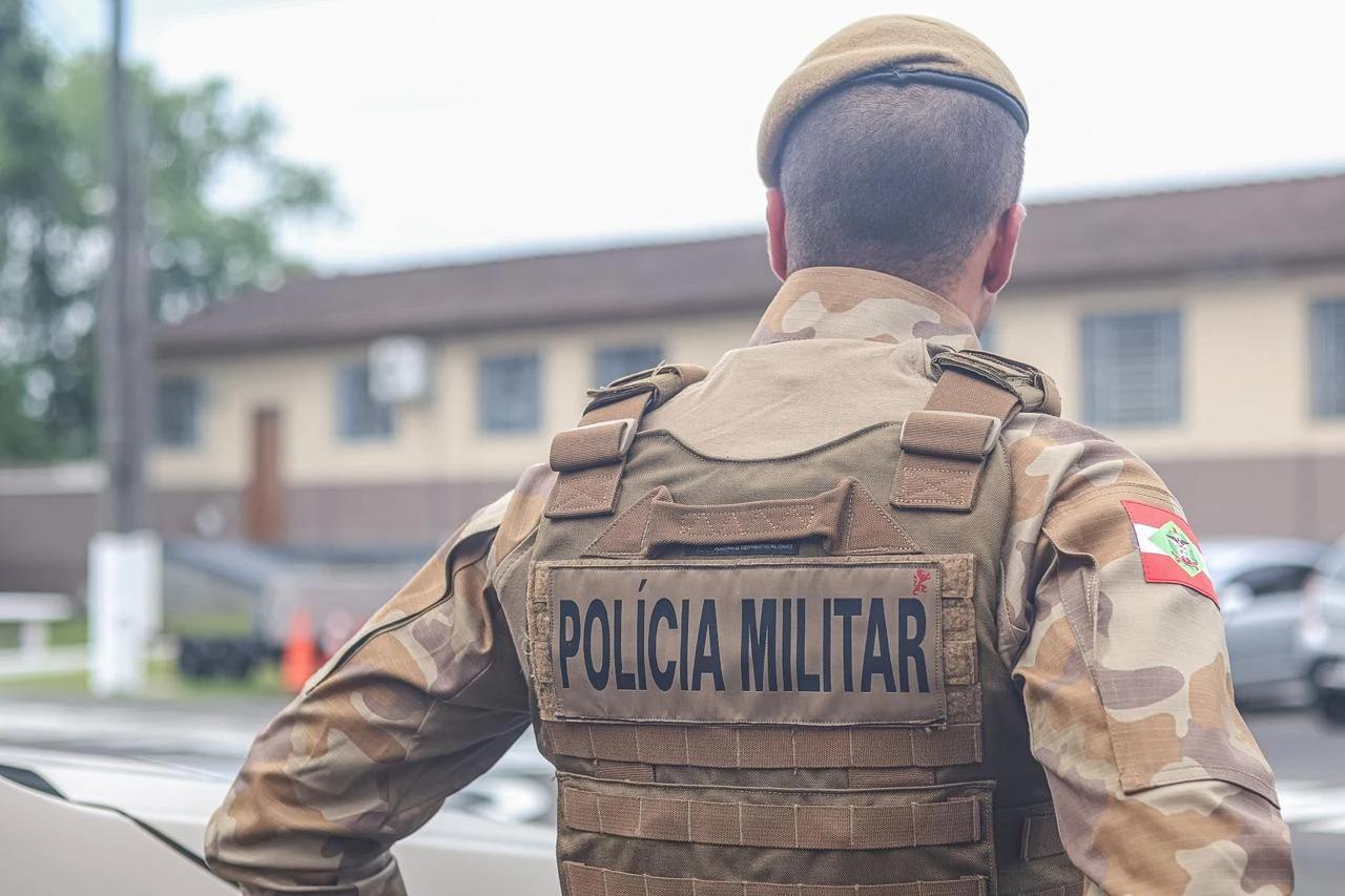 Homem com mandado de prisão ativo se envolve em briga e acaba preso
