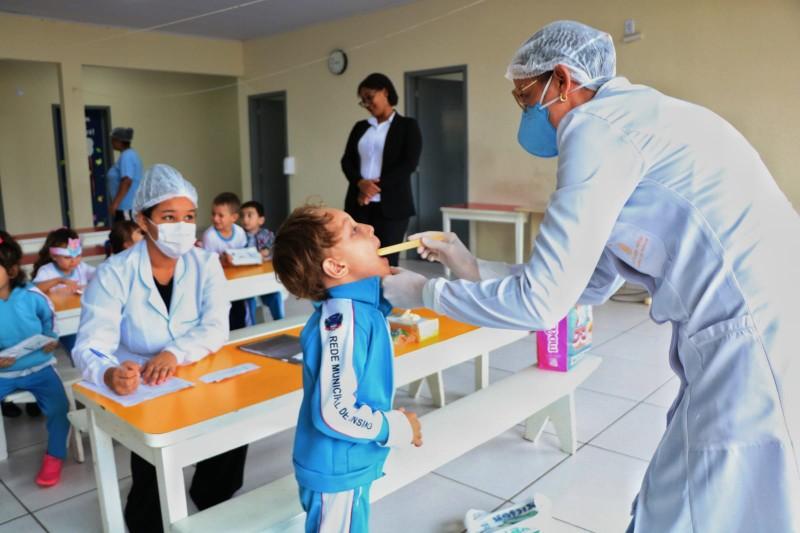 Programa Saúde na Escola entrega kits de saúde bucal para alunos em Nova Veneza