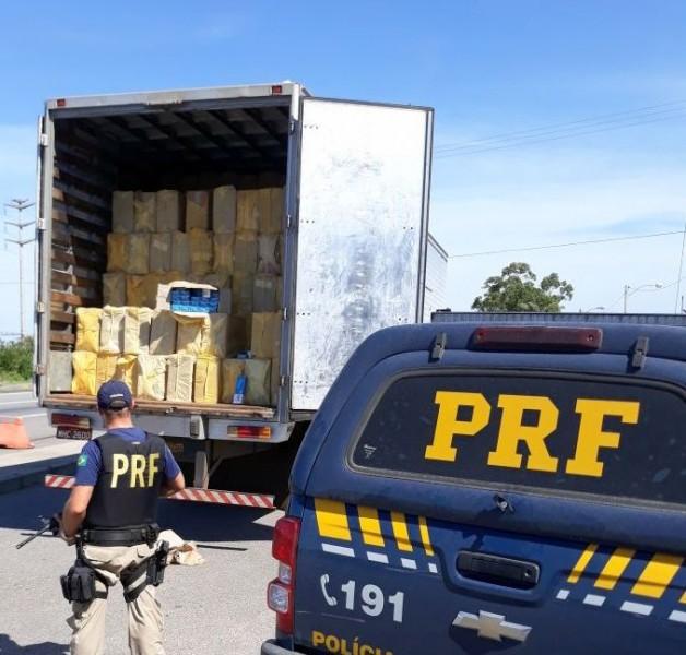Carga com 375 mil maços de cigarros é apreendida em Tubarão