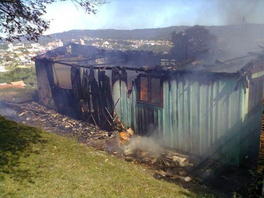 Casa de madeira é destruída pelo fogo em Cocal do Sul