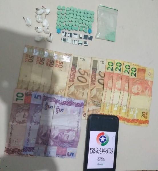 Polícia apreende 60 comprimidos de ecstasy, 11 micropontos de LSD e porções de cocaína 