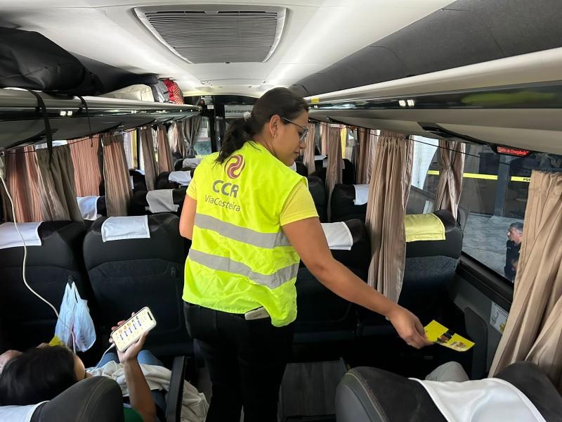Ação orienta mais de 400 passageiros de ônibus sobre obrigatoriedade do uso do cinto de segurança