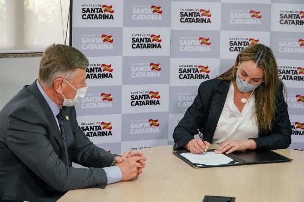 Sancionada lei que isenta impostos sobre compra de vacinas contra Covid-19