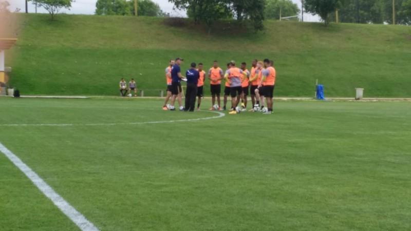 Lateral Carlos Eduardo se lesiona e Mangabeira deve jogar improvisado diante do Figueirense 