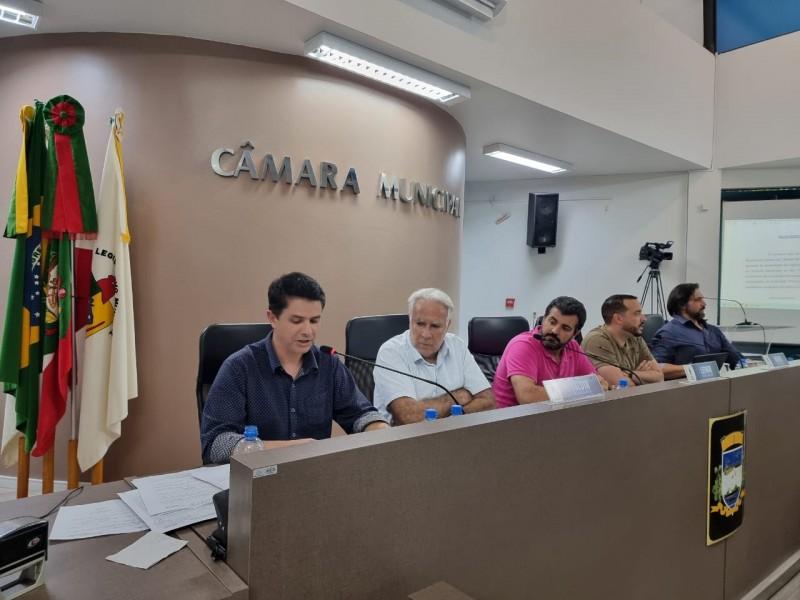 Imbituba: Câmara de Vereadores anula sessão que cassou prefeito e Rosenvaldo Júnior é reconduzido ao cargo