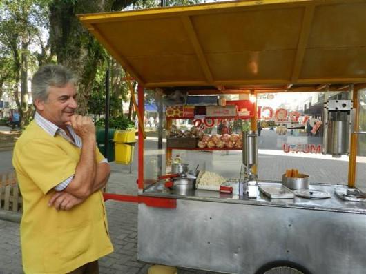 Vendedores ambulantes constituem uma parte da vida econômica da cidade