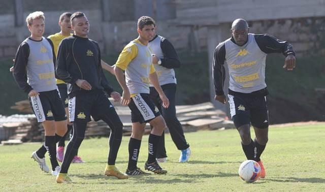 Com 20 na lista, Criciúma inicia viagem para Curitiba