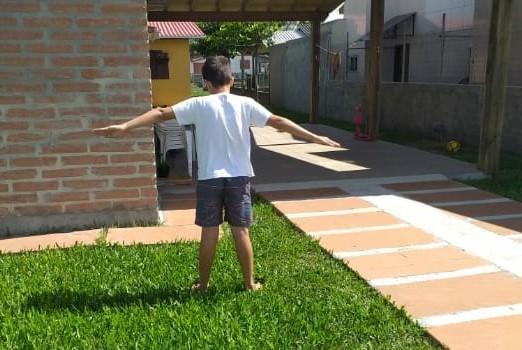 Estudantes da Satc praticam para aprender movimento de rotação da Terra