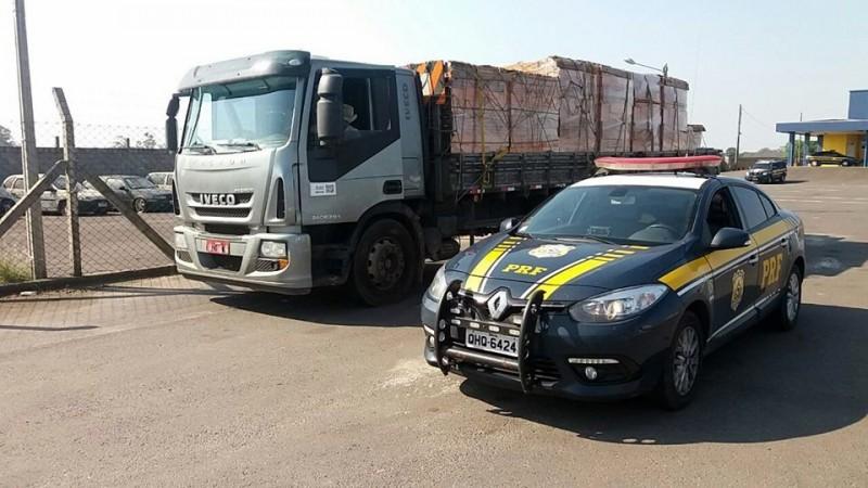 PRF flagra caminhões com excesso de carga na BR-101