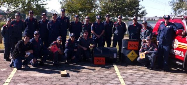 Bombeiros recebem atualização em atendimento envolvendo produtos perigosos
