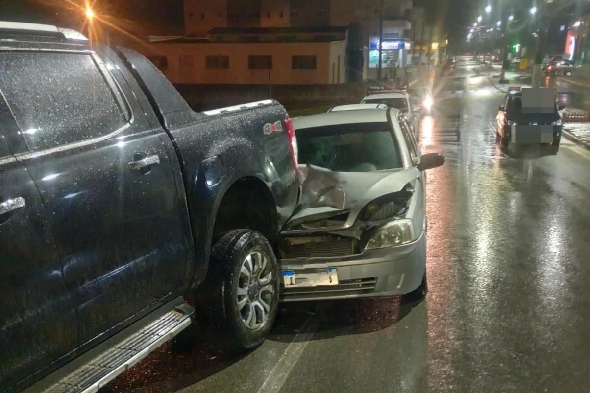 Motorista perde o controle da direção e colide contra carro estacionado