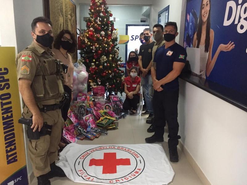 CDL de Criciúma entrega mais de 100 brinquedos à Cruz Vermelha